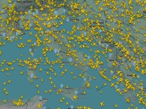 Il cielo italiano non è mai stato così affollato: ecco perché volano sempre più aerei