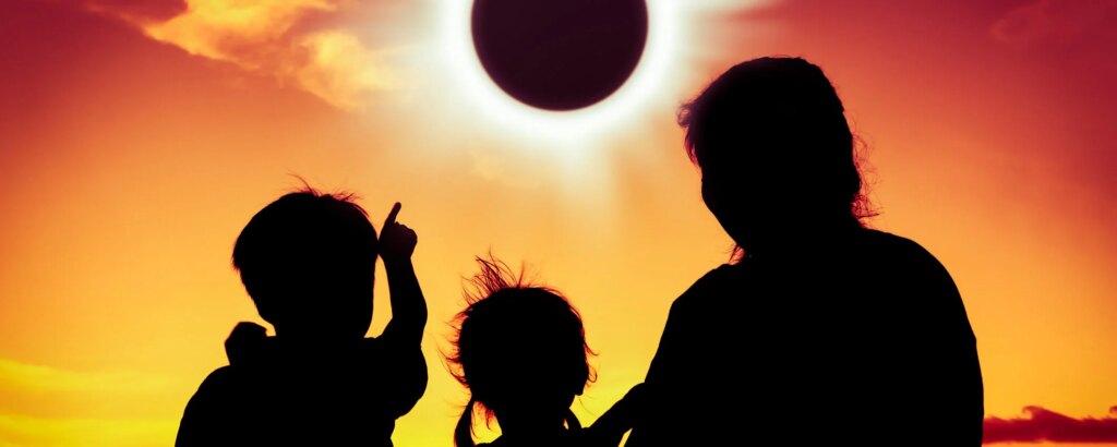 Eclissi totale e stelle cadenti: dove ammirare il cielo più spettacolare dell’estate