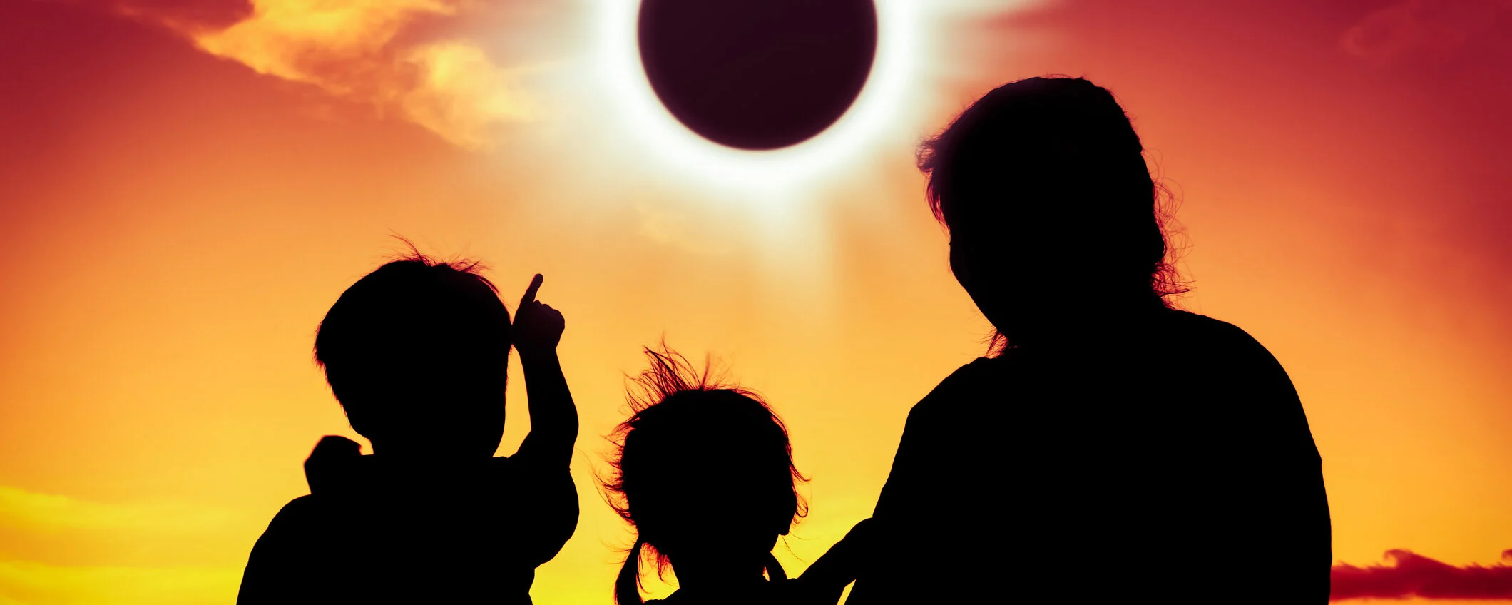 Eclissi totale e stelle cadenti: dove ammirare il cielo più spettacolare dell’estate