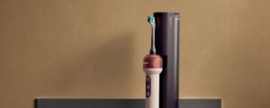 Dyson lancia uno spazzolino rivoluzionario che sostituisce il filo interdentale. Lo abbiamo provato in anteprima