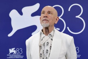 A Venezia 2026 ecco Wild Horse Nine, scoppiettante satira sulla CIA con un irrefrenabile John Malkovich