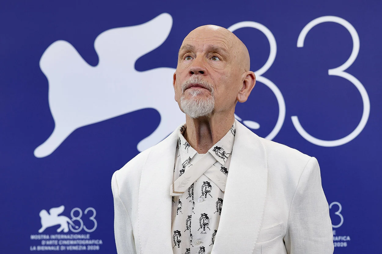 A Venezia 2026 ecco Wild Horse Nine, scoppiettante satira sulla CIA con un irrefrenabile John Malkovich