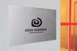 A Milano apre il tempio dello yoga sartoriale: ecco la rivoluzione di Casa Cosmica