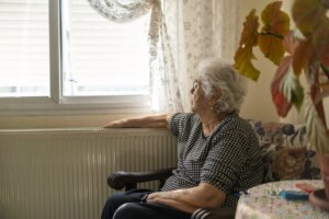 Anziani soli in casa, l’allarme delle famiglie: due su tre hanno già affrontato un’emergenza