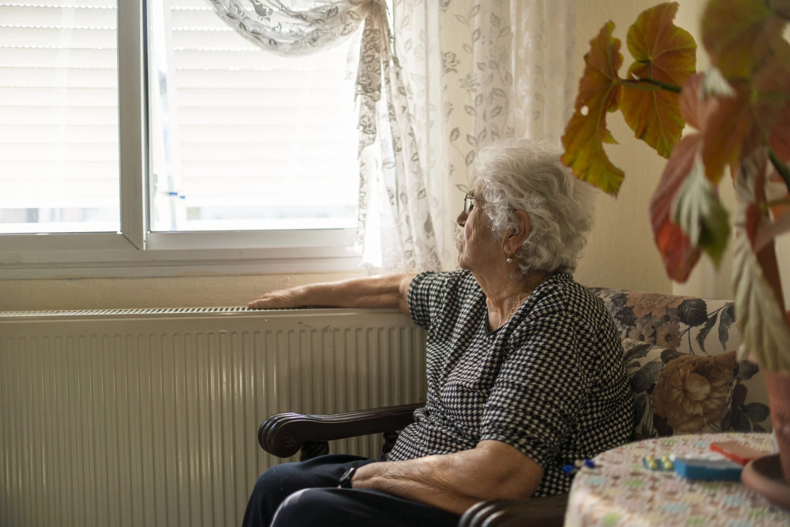 Anziani soli in casa, l’allarme delle famiglie: due su tre hanno già affrontato un’emergenza