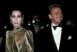 Bob Mackie è morto, addio al designer che ha trasformato Cher in un’icona