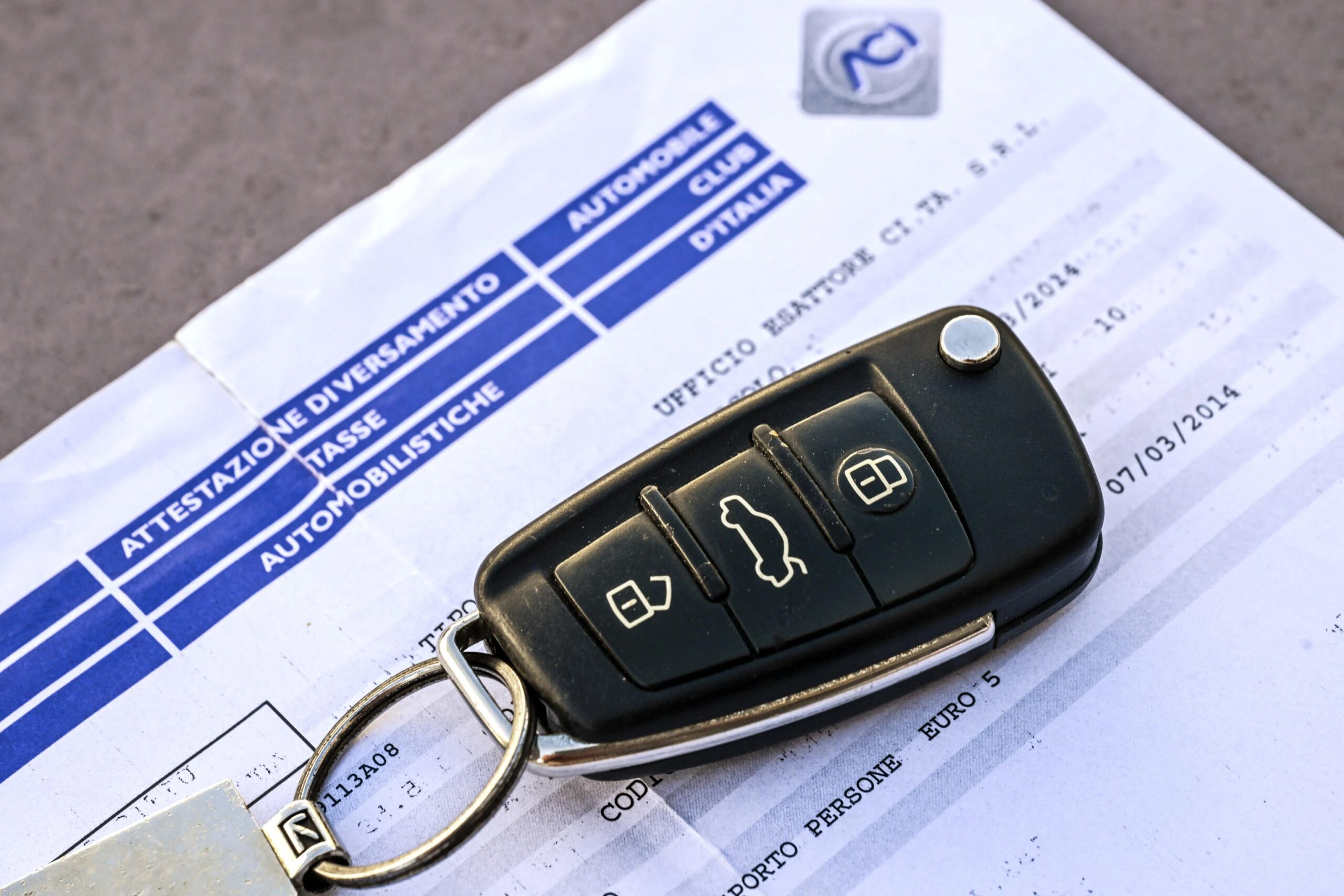 Bollo auto, attenzione alla truffa online che imita l’ACI: come funziona e come proteggersi