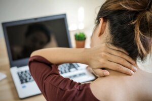 Ti fa male il collo dopo ore davanti allo smartphone? I cinque consigli degli ortopedici per evitare il tech neck