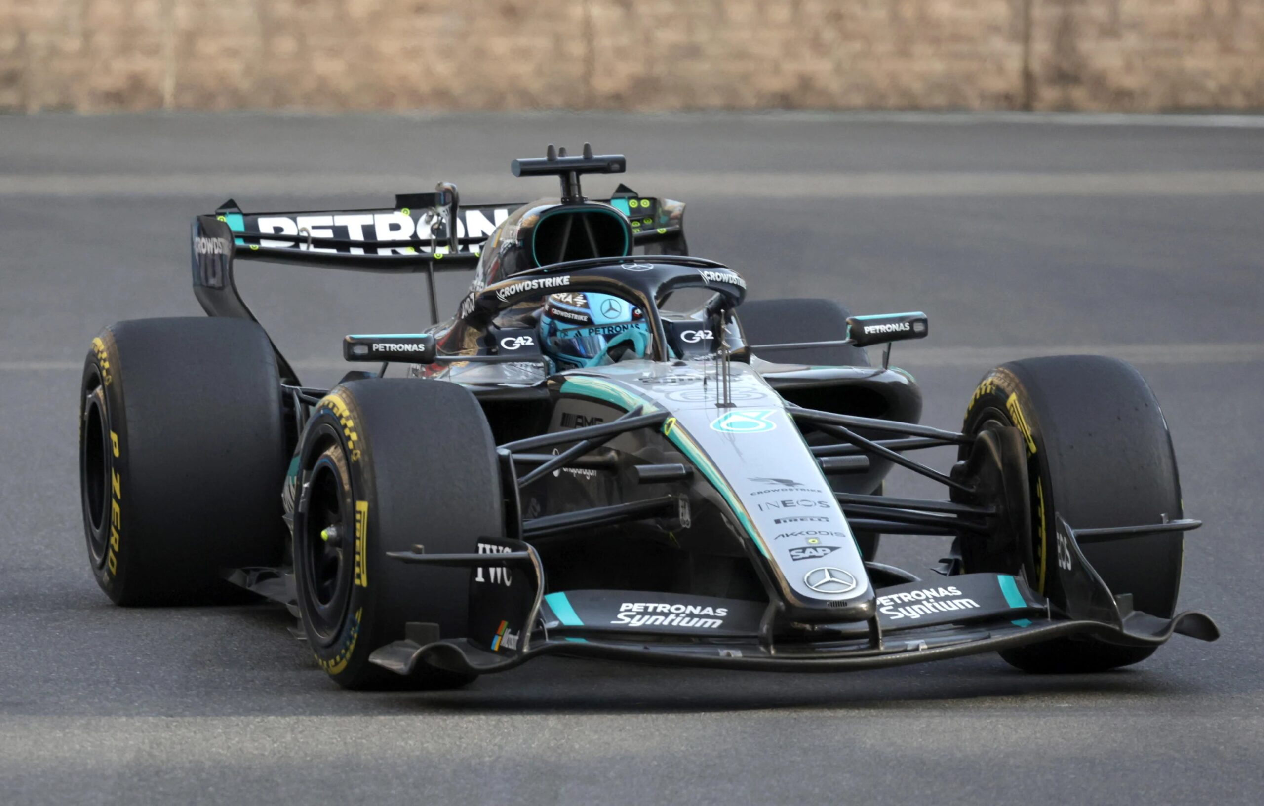 Qualifiche F1: a Baku Russell in pole, segue la Ferrari di Leclerc. Antonelli a muro in Q1