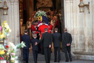 Lady Diana, il fratello accusa Carlo: «Disse che l’avremmo dimenticata presto». La durissima replica del re