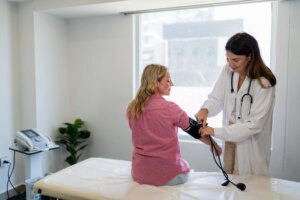 Visite mediche, quando e come puoi pagare solo il ticket anche dal privato