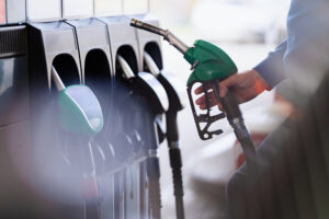 Benzina sotto i 2 euro, Eni blocca i prezzi: quanto si risparmia e cosa cambia per gli automobilisti