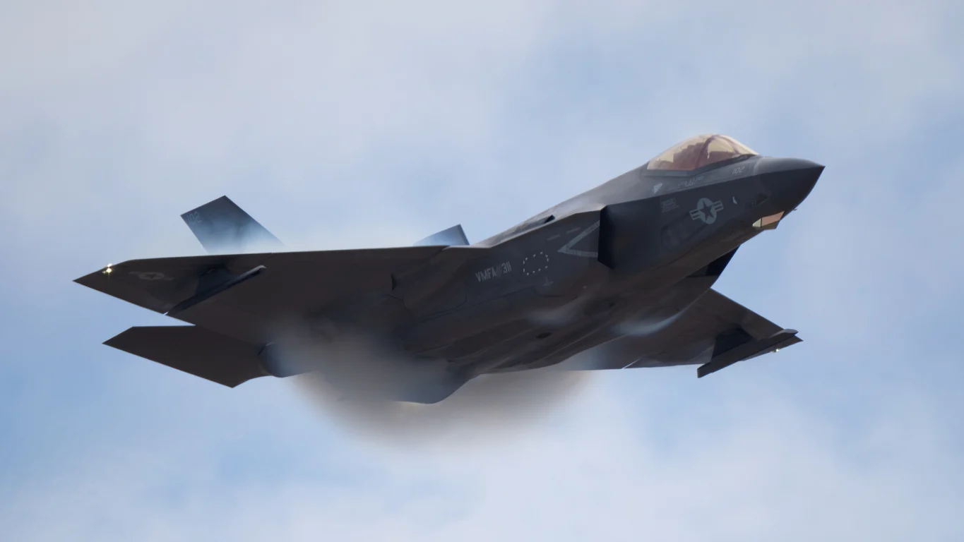 Trump vende 48 caccia F-35 all’Arabia Saudita: l’accordo da 24 miliardi che cambia gli equilibri in Medio Oriente
