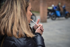 Stangata sigarette 2027: quanto saliranno i prezzi e per chi