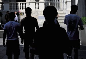 Elezioni 2027, la sfida si gioca sulla sicurezza: dai maranza all’immigrazione, la battaglia per conquistare gli italiani