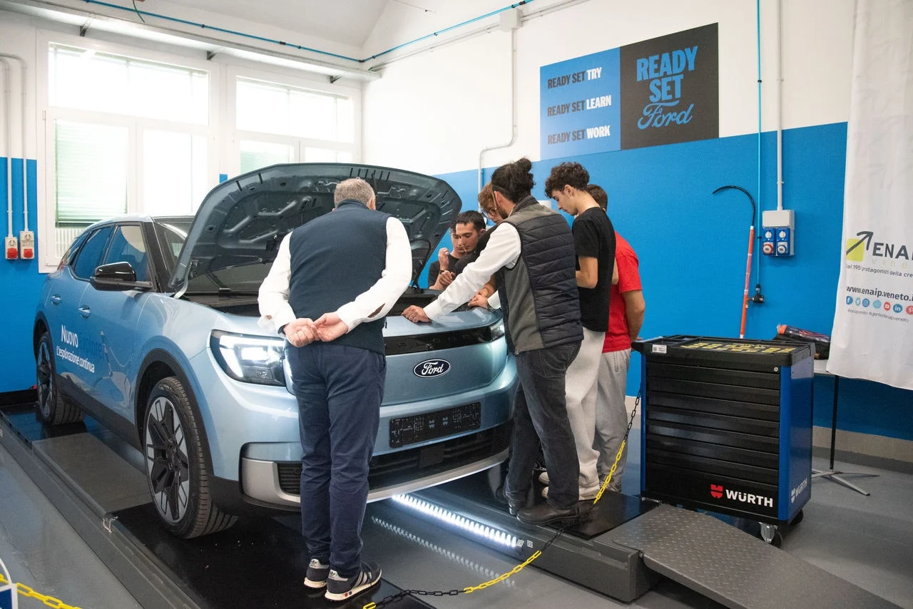 Ford porta l’elettrico nelle scuole: otto Tech Lab per formare i meccanici del futuro