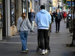 INPS: Congedo parentale 2027, sale la soglia di reddito. Per chi e come funziona