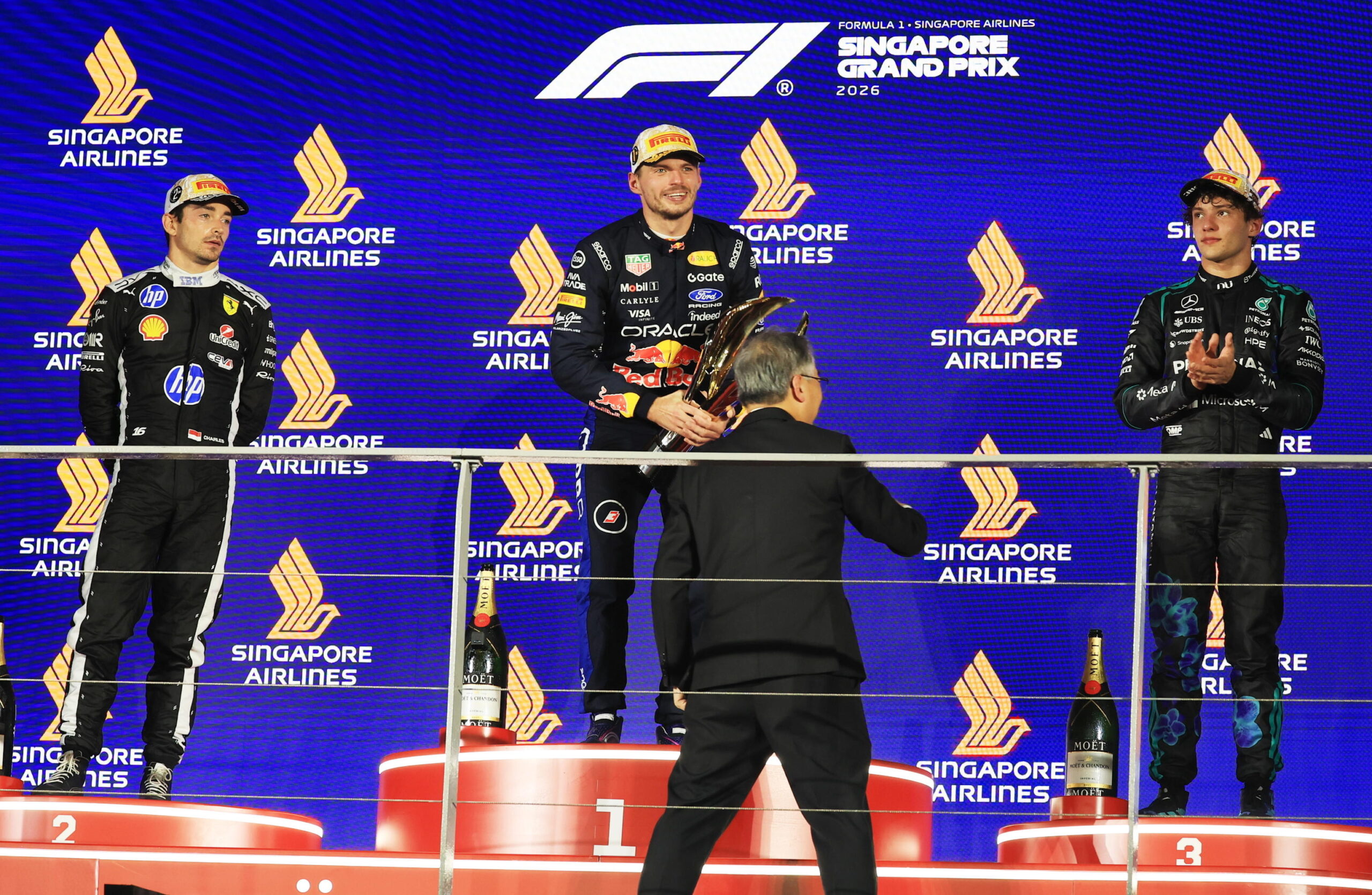 A Singapore Verstappen batte Leclerc Kimi terzo, a Austin sarà già Mondiale?