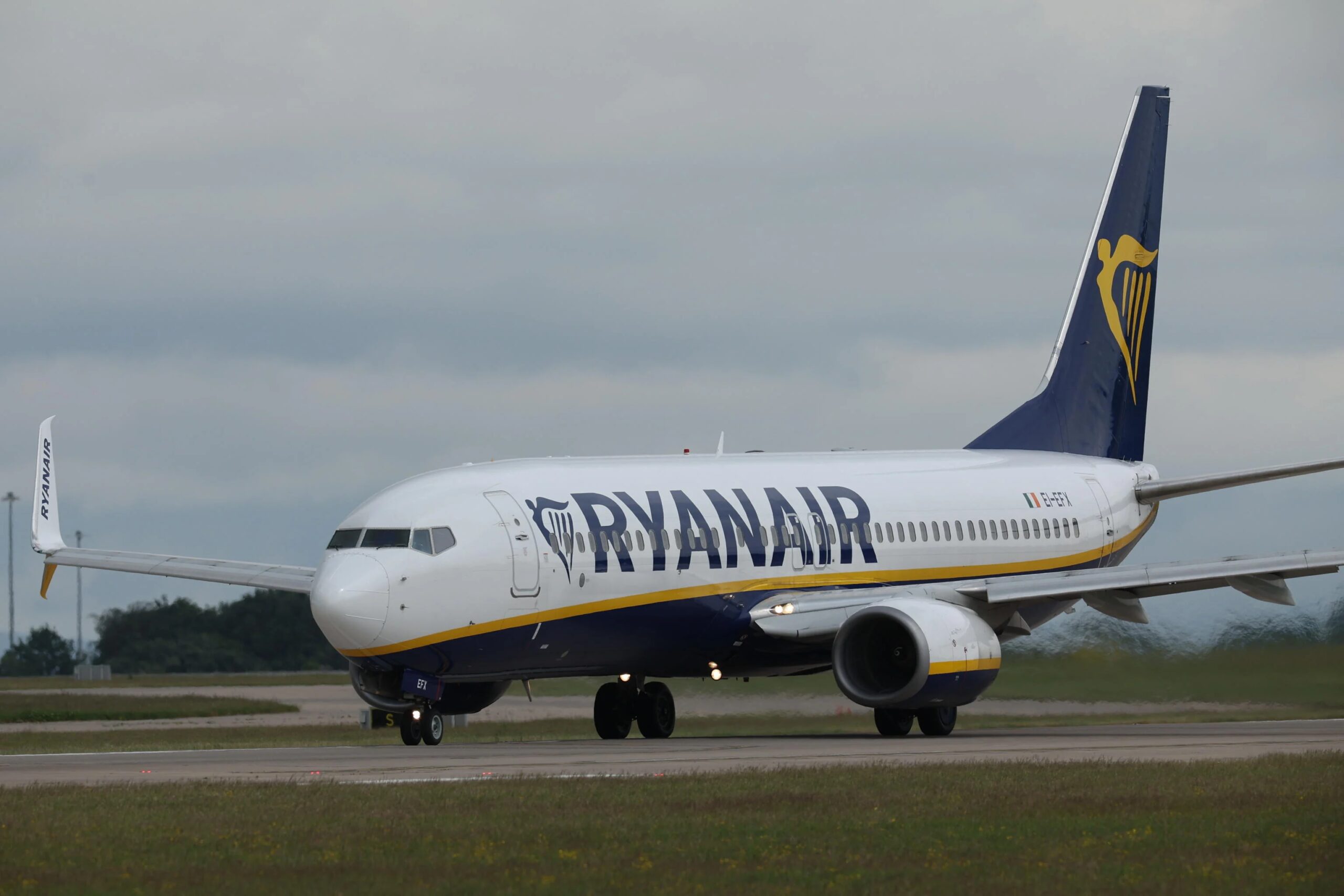 Ryanair, dal 10 novembre bag drop e check-in chiudono 60 minuti prima del volo: cosa cambia