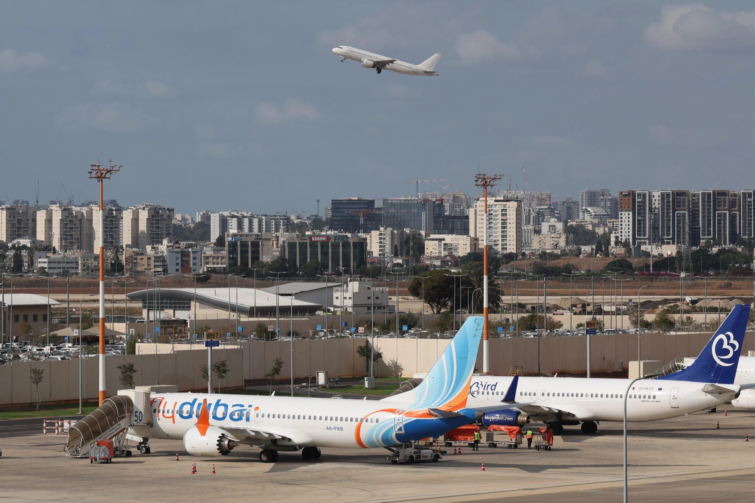 Terrore sul volo Dubai-Tel Aviv: il copilota accoltella il comandante