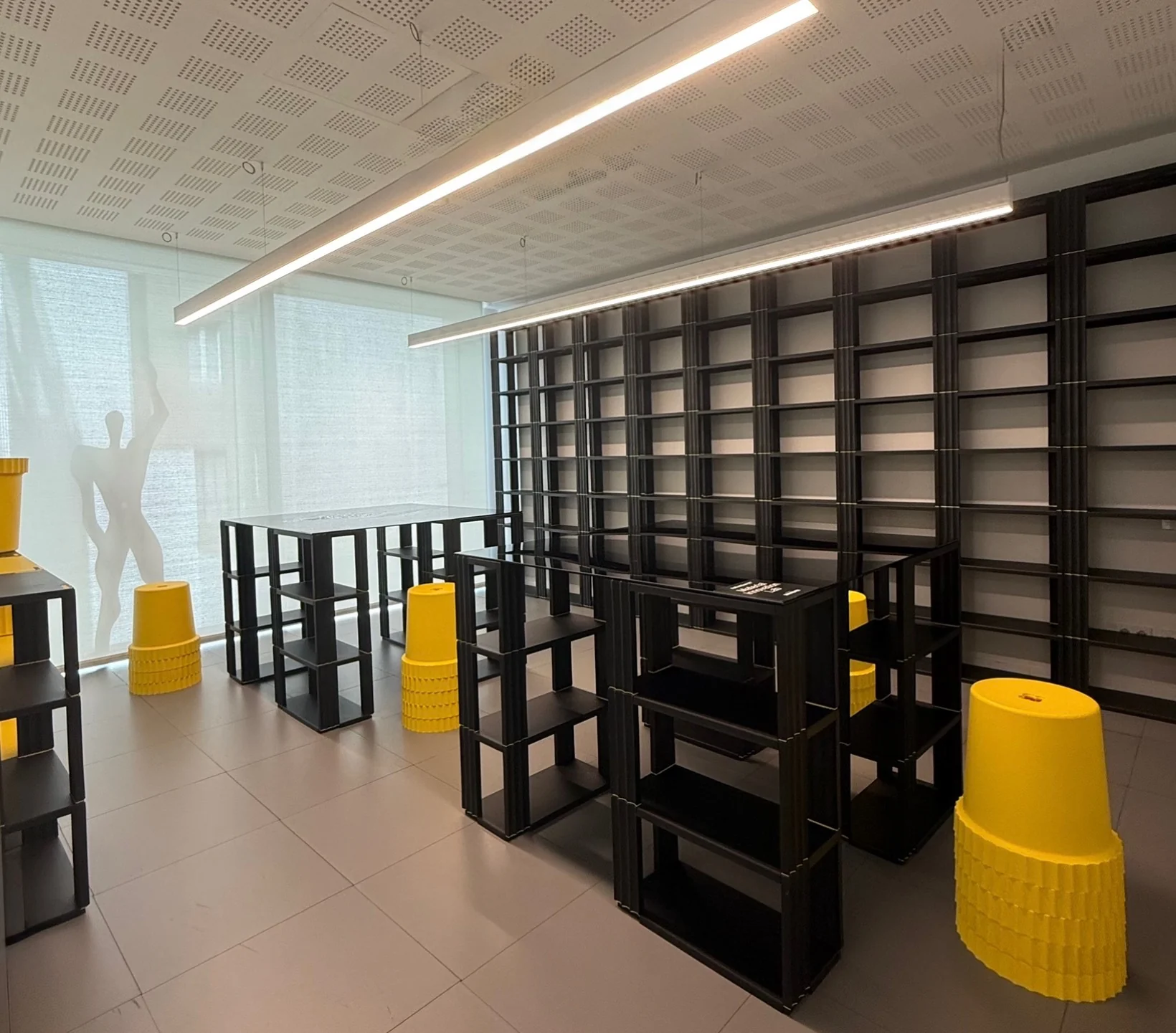 Quando il Design incontra la materia: Inaugurata la nuova Materioteca di Raffles Milano con il supporto strategico di Siroplast in